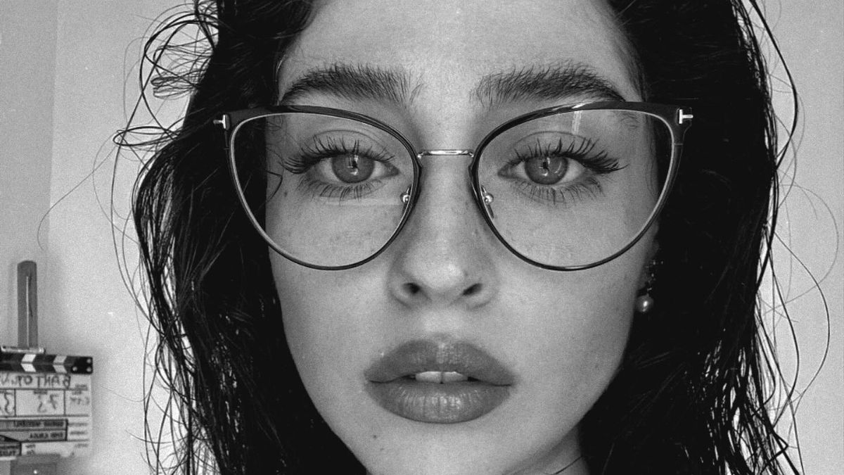 Blok3 ile aşk yaşıyor iddiası vardı! Cemre Baysel’in son pozlarına beğeni yağdı Blok3 ile aşk yaşıyor iddiası vardı! Cemre Baysel’in son pozlarına beğeni yağdı