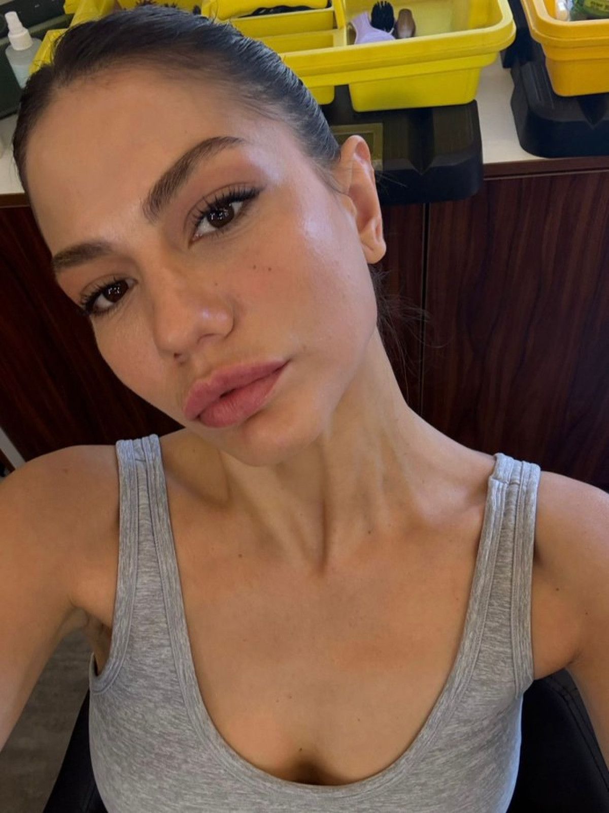 Demet Özdemir’den yeni kare! Son pozu sosyal medyada olay yarattı Demet Özdemir’den yeni kare! Son pozu sosyal medyada olay yarattı