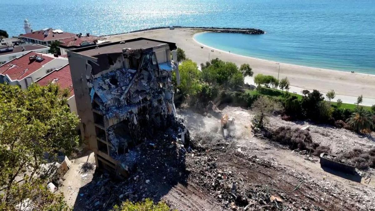 İstanbul’un 67 yıllık simge oteli yıkıldı İstanbul’un 67 yıllık simge oteli yıkıldı