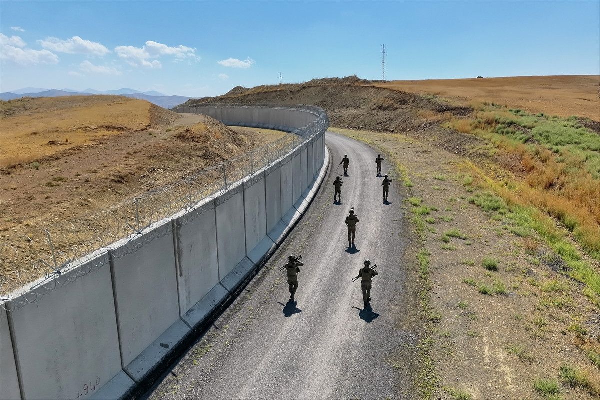 Van-İran sınırında inşa edilen güvenlik duvarının 204 kilometresi tamamlandı Van-İran sınırında inşa edilen güvenlik duvarının 204 kilometresi tamamlandı