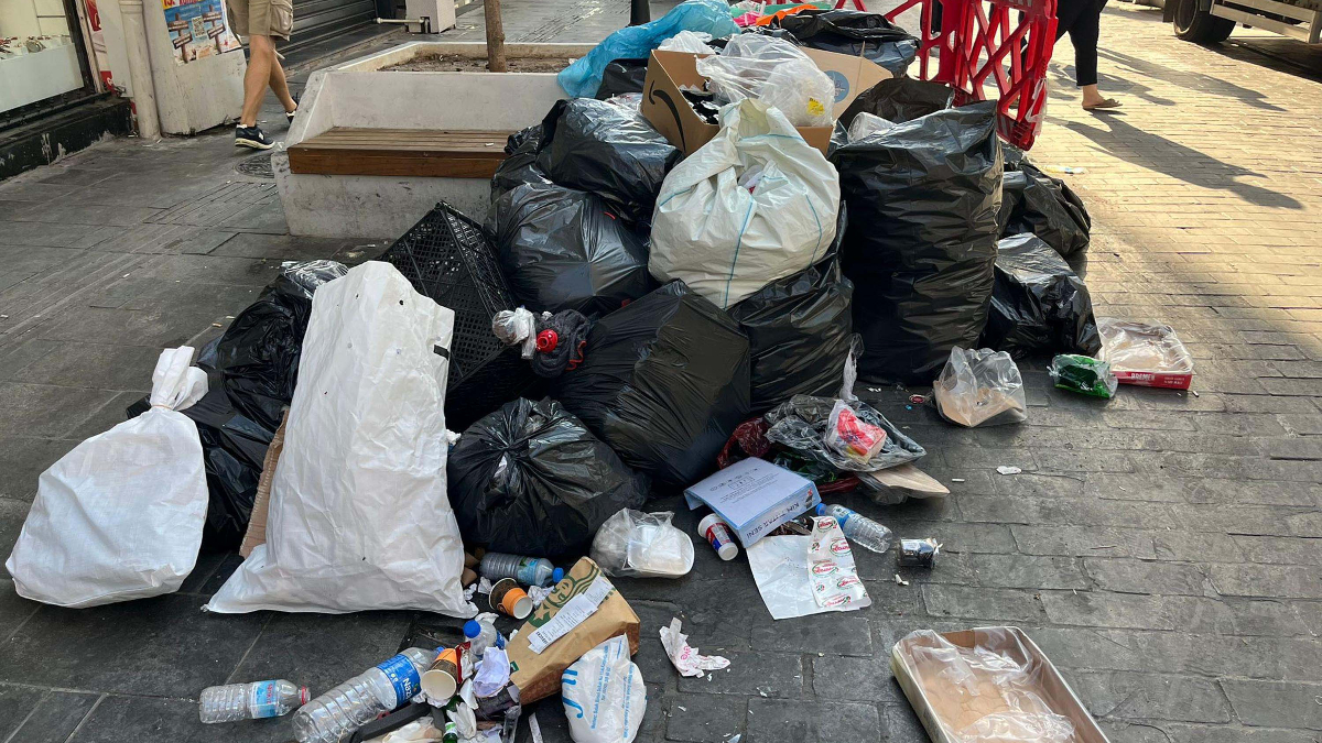 Karşıyaka’da işçiler yeniden eylemde, sokaklarda çöp dağları oluştu Karşıyaka’da işçiler yeniden eylemde, sokaklarda çöp dağları oluştu