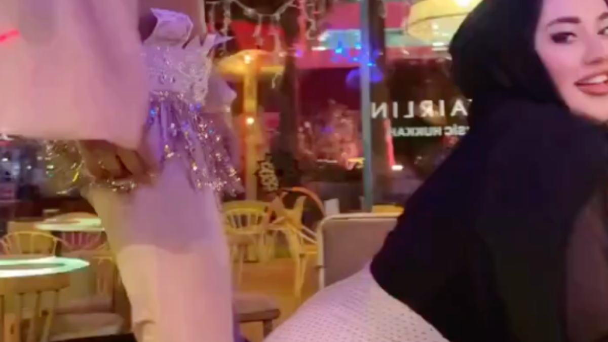 İzmir’de eğlence mekanında skandal görüntüler: 2 kişi gözaltına alındı İzmir’de eğlence mekanında skandal görüntüler: 2 kişi gözaltına alındı