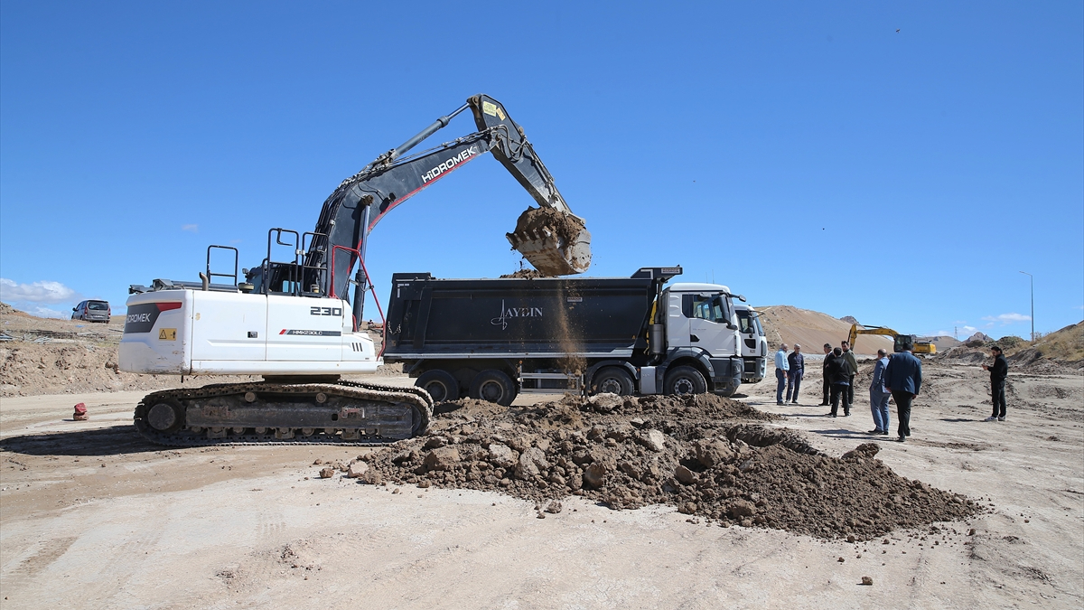 Van’a yapılan 41 kilometrelik çevre yolunda çalışmalar sürüyor Van’a yapılan 41 kilometrelik çevre yolunda çalışmalar sürüyor
