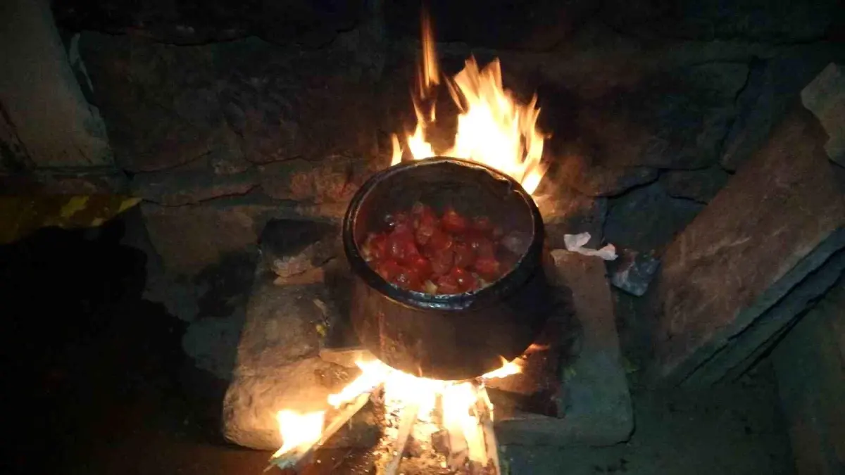 Aydıntepe’de Kadınlar Kışlık Salça Hazırlığına Devam Ediyor Aydıntepe’de Kadınlar Kışlık Salça Hazırlığına Devam Ediyor