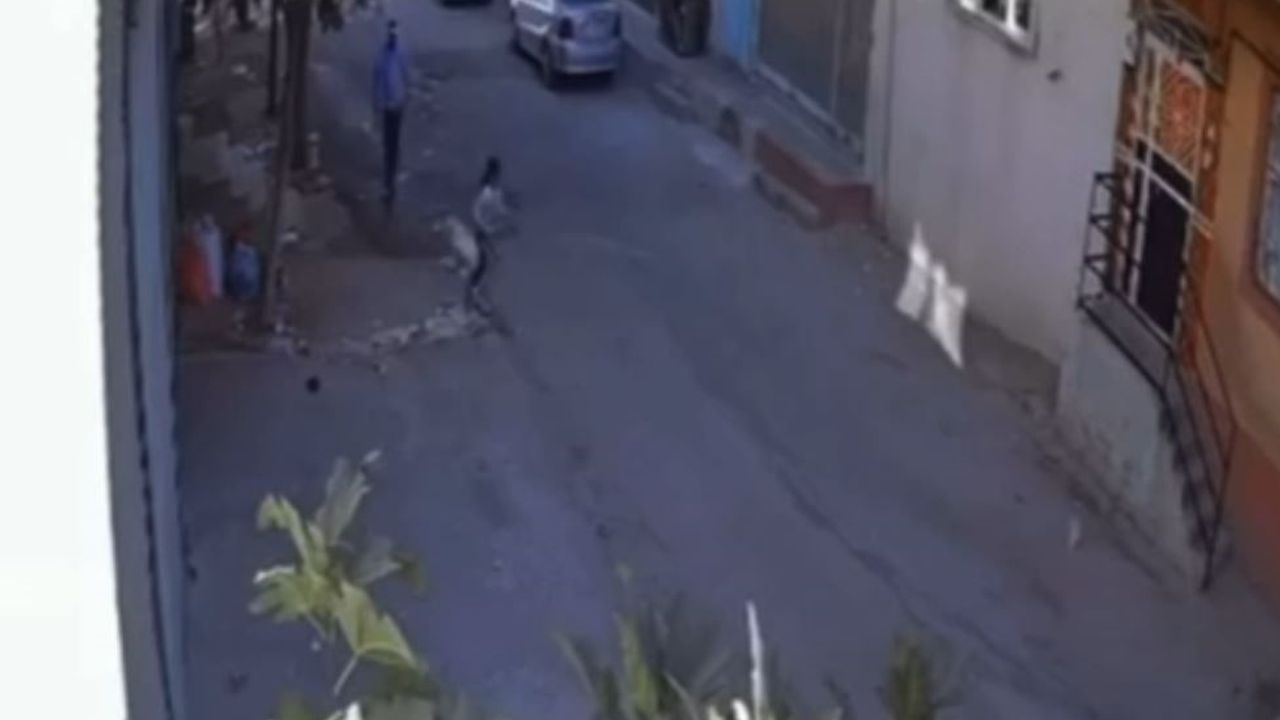 9 yaşındaki kızı kaçırmaya çalıştı, mahalleli fark edince kaçtı! O anlar kamerada 9 yaşındaki kızı kaçırmaya çalıştı, mahalleli fark edince kaçtı! O anlar kamerada