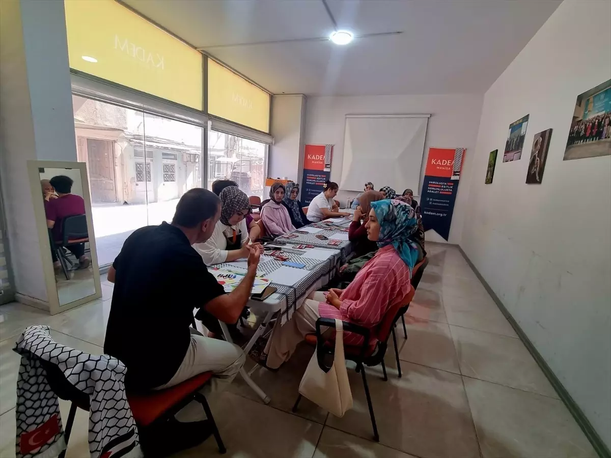 Gazze’deki İnsani Drama Dikkat Çekmek için Sanat Atölyesi Düzenlendi Gazze’deki İnsani Drama Dikkat Çekmek için Sanat Atölyesi Düzenlendi