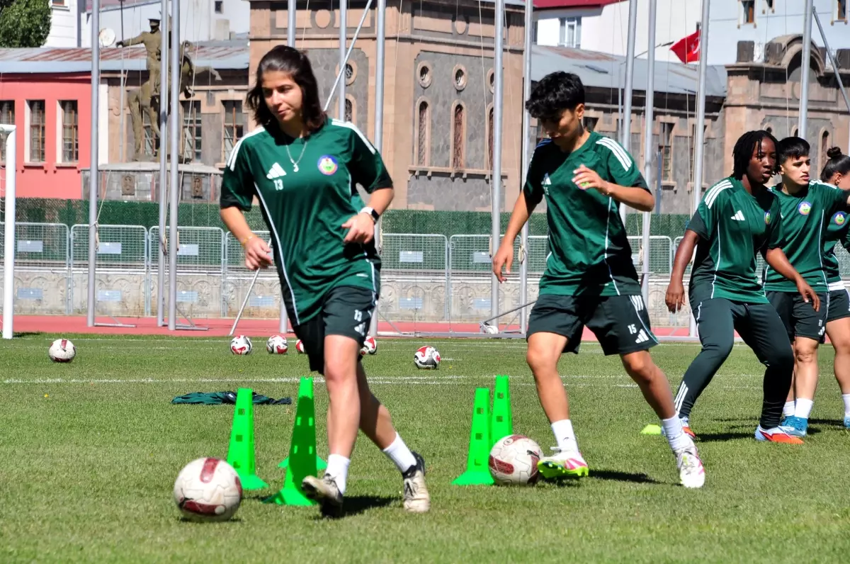 Yüksekovaspor Kadın Futbol Takımı Süper Lig’e İddialı Hazırlanıyor Yüksekovaspor Kadın Futbol Takımı Süper Lig’e İddialı Hazırlanıyor