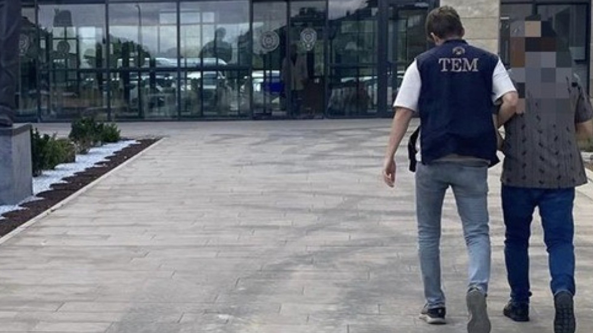 Afyonkarahisar’da komiser yardımcılığı sorularını çalan FETÖ üyesi yakalandı Afyonkarahisar’da komiser yardımcılığı sorularını çalan FETÖ üyesi yakalandı