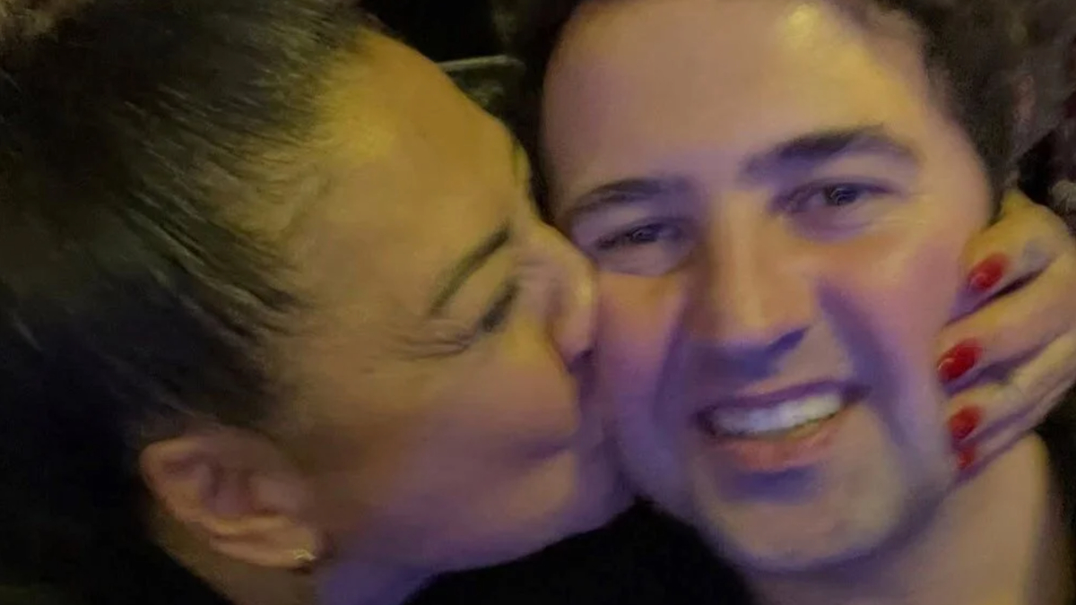 Işın Karaca eşi Can Yapıcıoğlu’na seslendi: “Seninleyken her şey daha güzel” Işın Karaca eşi Can Yapıcıoğlu’na seslendi: “Seninleyken her şey daha güzel”