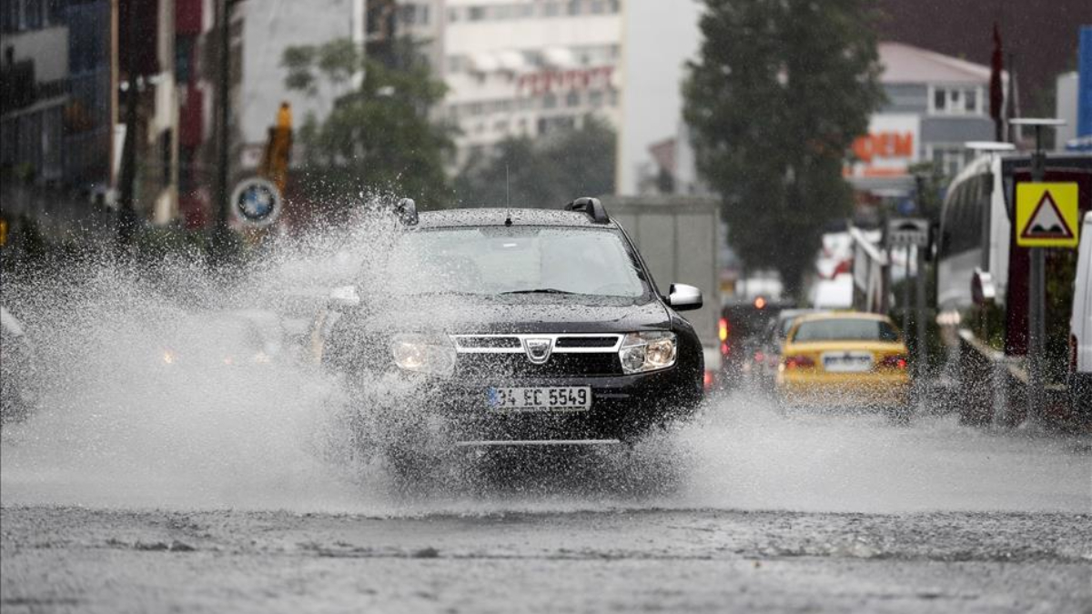 İstanbul’da yağmur trafikte yoğunluğa neden oldu İstanbul’da yağmur trafikte yoğunluğa neden oldu