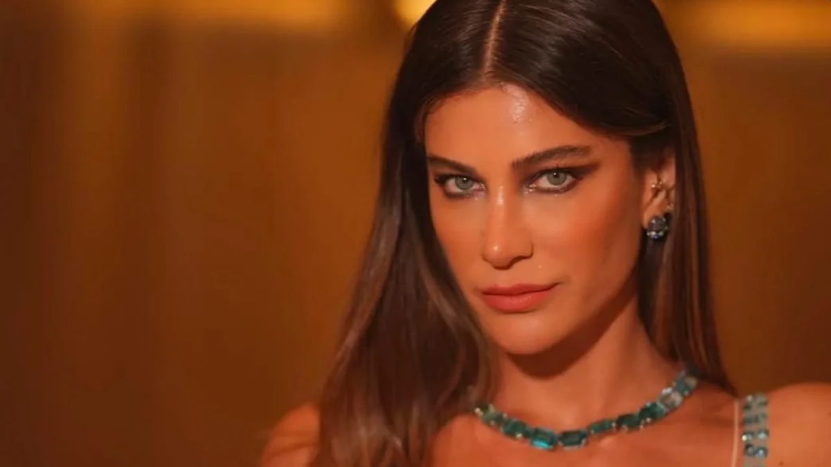 Berrak Tüzünataç, Güllü hakkındaki iddialara isyan etti Berrak Tüzünataç, Güllü hakkındaki iddialara isyan etti