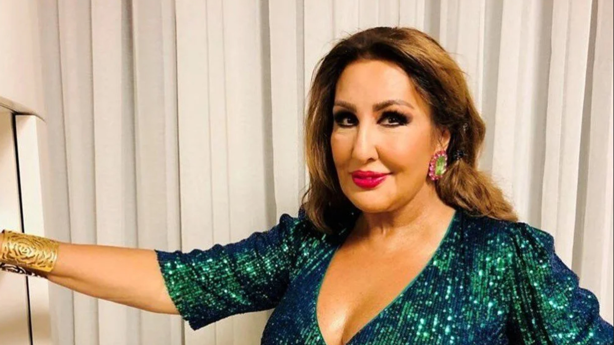 Nükhet Duru transparan tulum giydi! Eleştiriler hemen geldi Nükhet Duru transparan tulum giydi! Eleştiriler hemen geldi