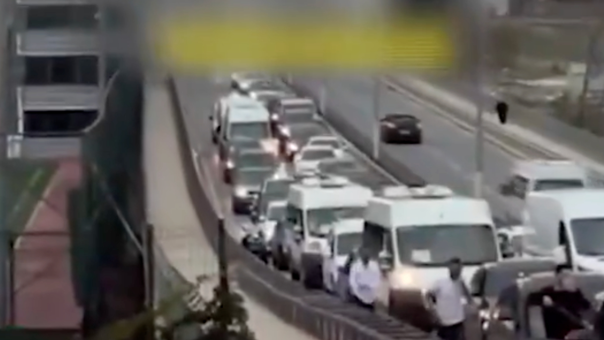 Bu görüntüler bize yakışmıyor: Kuralları hiçe sayan düğün konvoyuna ceza yağdı Bu görüntüler bize yakışmıyor: Kuralları hiçe sayan düğün konvoyuna ceza yağdı