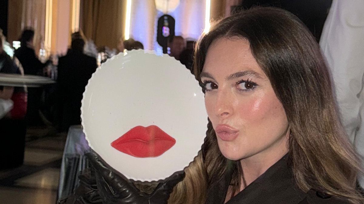 Oyuncu Melis Sezen Bükreş’te! Yine dikkatleri üzerine çekti Oyuncu Melis Sezen Bükreş’te! Yine dikkatleri üzerine çekti