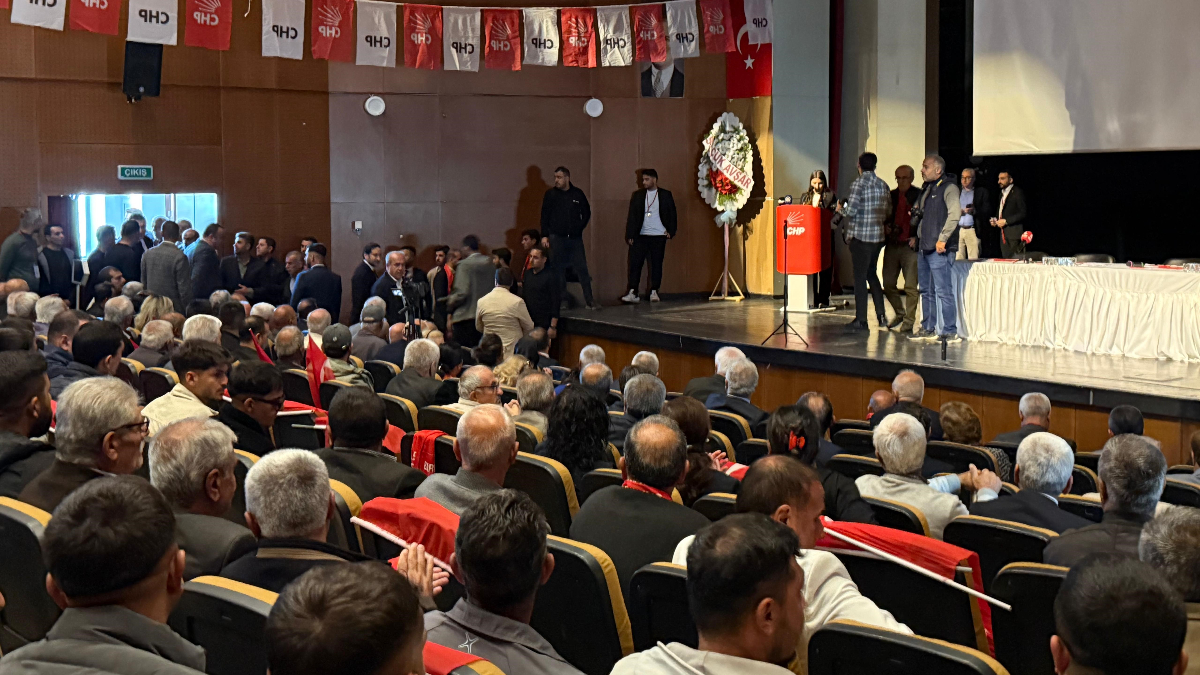 CHP Malatya İl Kongresi’nde çıkan kavgada yumruklar havada uçuştu CHP Malatya İl Kongresi’nde çıkan kavgada yumruklar havada uçuştu