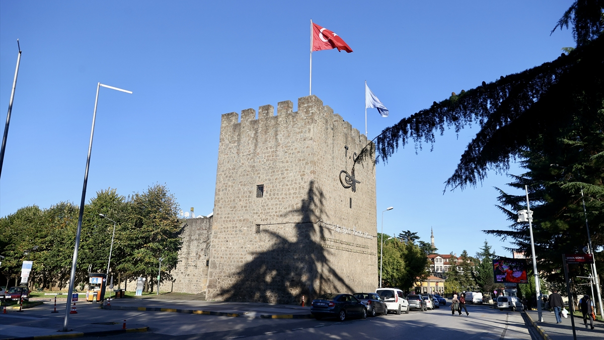 Tarihi Zağnos Burcu, 29 yıldır kütüphane olarak hizmet veriyor Tarihi Zağnos Burcu, 29 yıldır kütüphane olarak hizmet veriyor