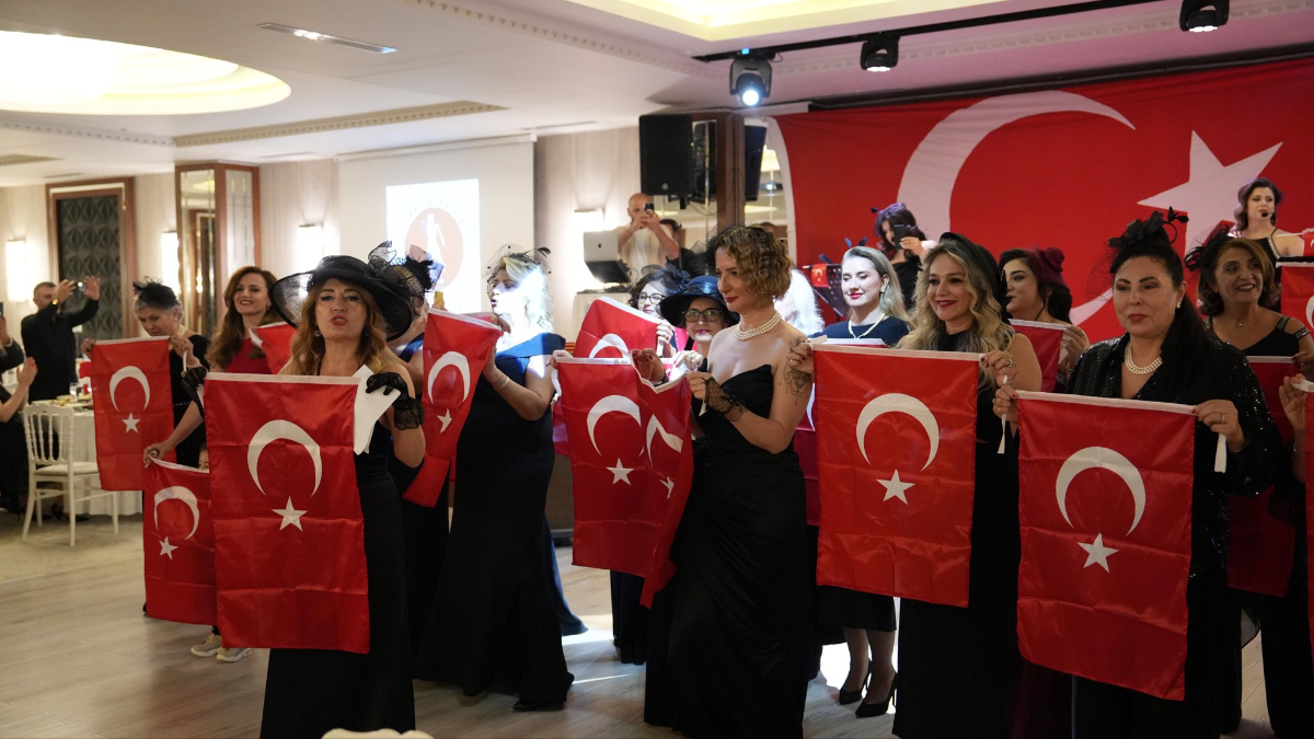 Bursa’da su yok, Cumhuriyet balosu var