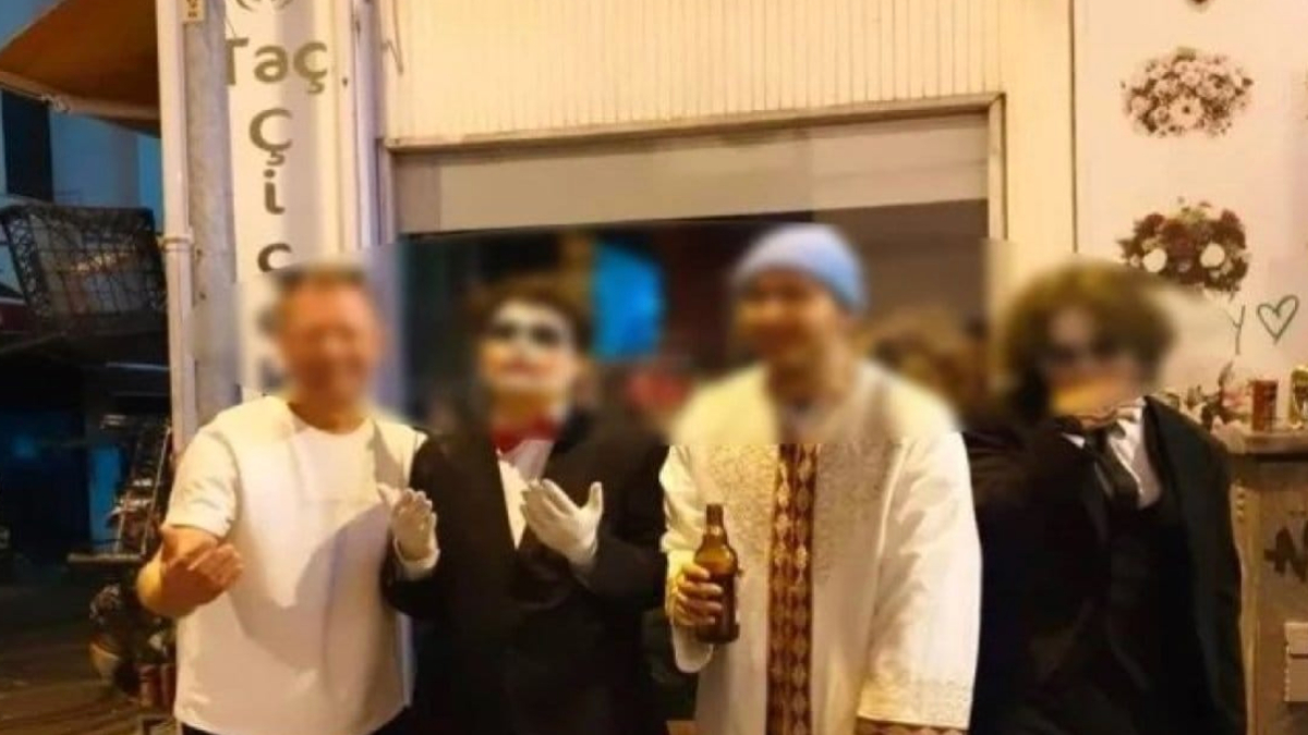 Edirne’de Cadılar Bayramı partisine imam cübbesiyle katıldı Edirne’de Cadılar Bayramı partisine imam cübbesiyle katıldı