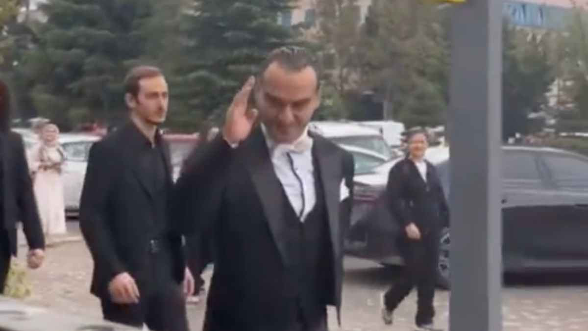 Kocaeli’de Atatürk makyajı yapılmış kişiye denk gelen genç: Oha Atatürk geçiyor Kocaeli’de Atatürk makyajı yapılmış kişiye denk gelen genç: Oha Atatürk geçiyor