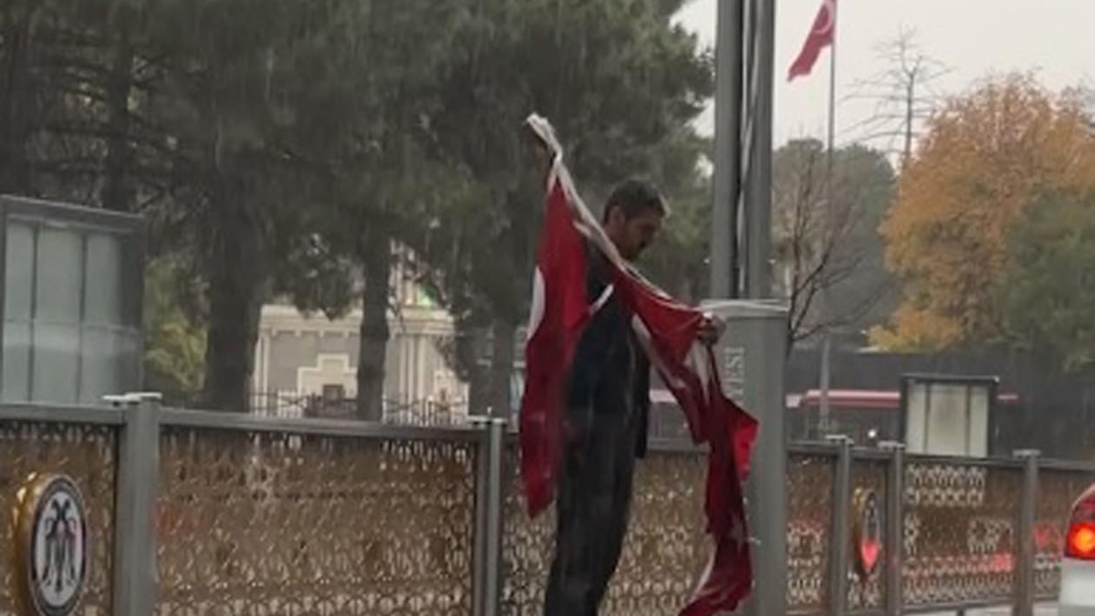 Erzincan’da havaya aldırmadı, yere düşen bayrakları tek tek topladı Erzincan’da havaya aldırmadı, yere düşen bayrakları tek tek topladı
