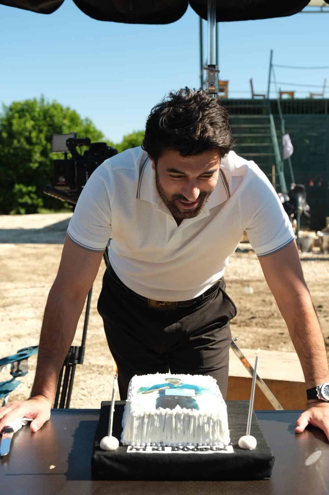 Engin Akyürek ve Yiğit Koçak için sette çifte doğum günü kutlaması! Engin Akyürek ve Yiğit Koçak için sette çifte doğum günü kutlaması!