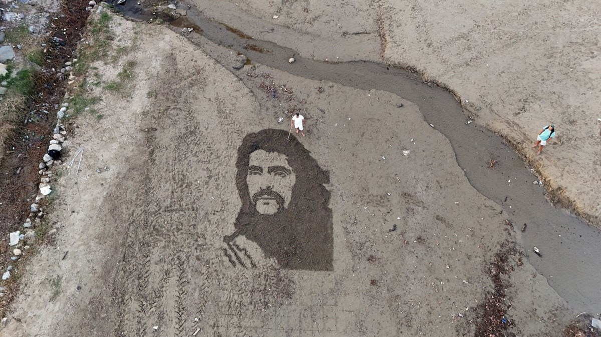 Barış Manço’nun resmini Alanya sahillerine işledi Barış Manço’nun resmini Alanya sahillerine işledi