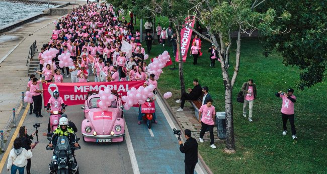 Meme Kanseri Farkındalığı için Binlerce Adım: Caddebostan’da Pembe Yürüyüş Meme Kanseri Farkındalığı için Binlerce Adım: Caddebostan’da Pembe Yürüyüş