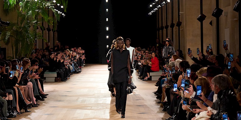 Paris Moda Haftası: Balenciaga İlkbahar/Yaz 2026 Paris Moda Haftası: Balenciaga İlkbahar/Yaz 2026