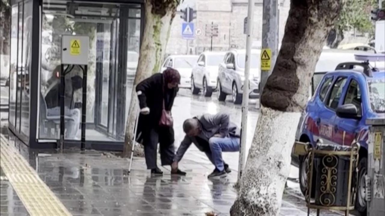 Yürekleri ısıtan görüntü! Bankaya çamurlu girmesin diye annesinin ayakkabısını elleriyle temizledi Yürekleri ısıtan görüntü! Bankaya çamurlu girmesin diye annesinin ayakkabısını elleriyle temizledi