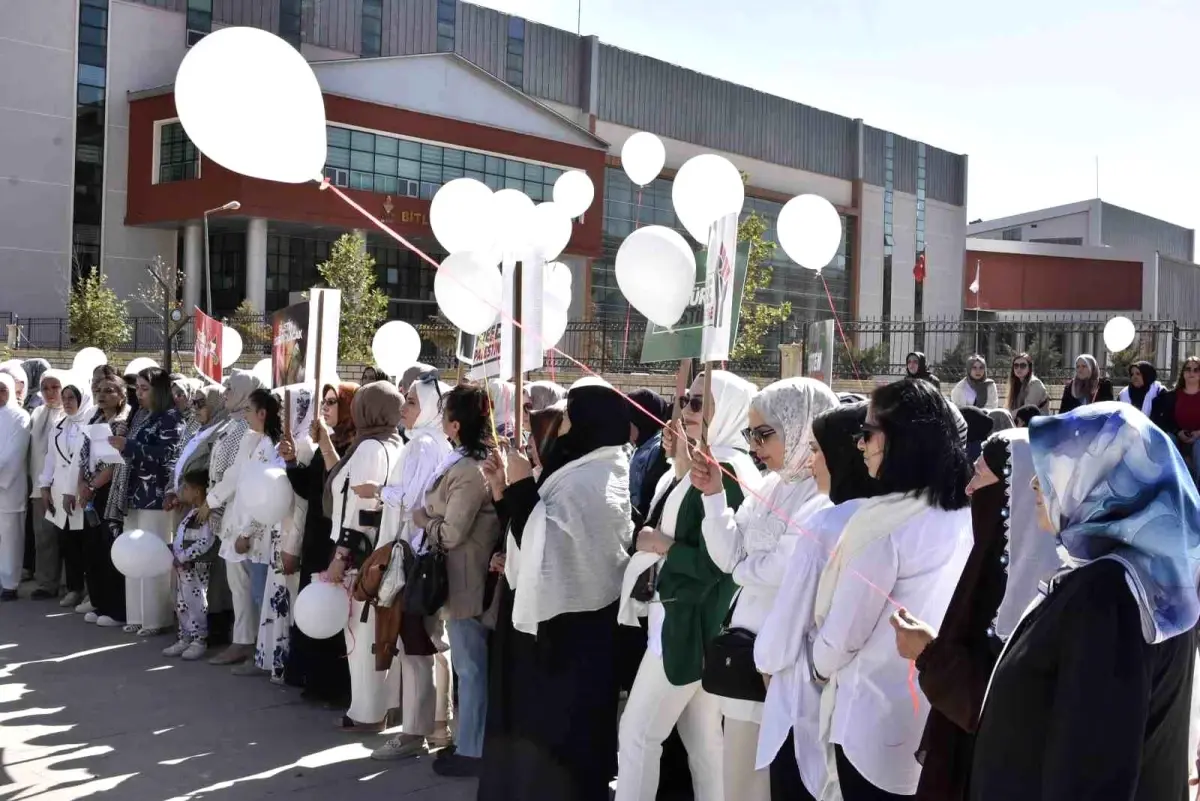 Bitlis’te Kadınlardan Gazze İçin Sessiz Çığlık Yürüyüşü Bitlis’te Kadınlardan Gazze İçin Sessiz Çığlık Yürüyüşü