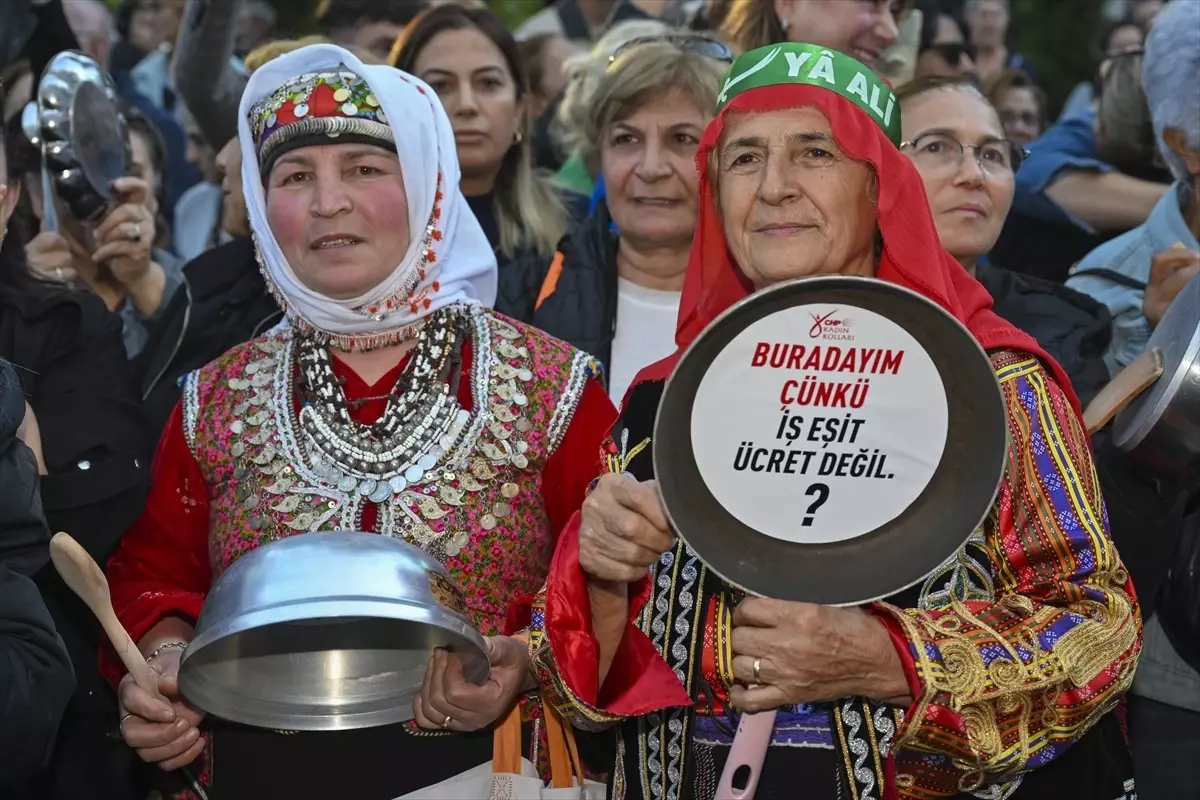 CHP Kadın Kolları Yoksullukla Mücadele İçin Yürüyüş Düzenledi CHP Kadın Kolları Yoksullukla Mücadele İçin Yürüyüş Düzenledi