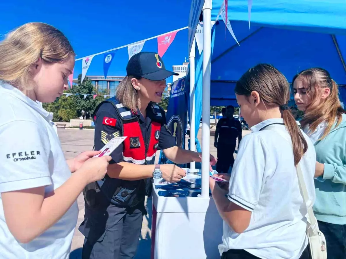 Didim’de Bilim Şenliği’nde Jandarma Bilgilendirme Stantı Didim’de Bilim Şenliği’nde Jandarma Bilgilendirme Stantı
