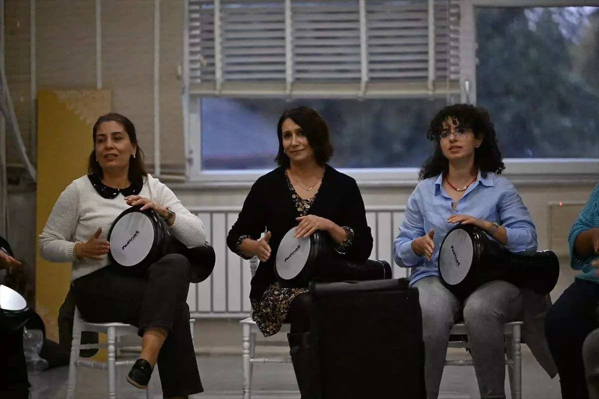 Düzce’de Kadınların Müzik Dersiyle Hayatı Renklendi Düzce’de Kadınların Müzik Dersiyle Hayatı Renklendi
