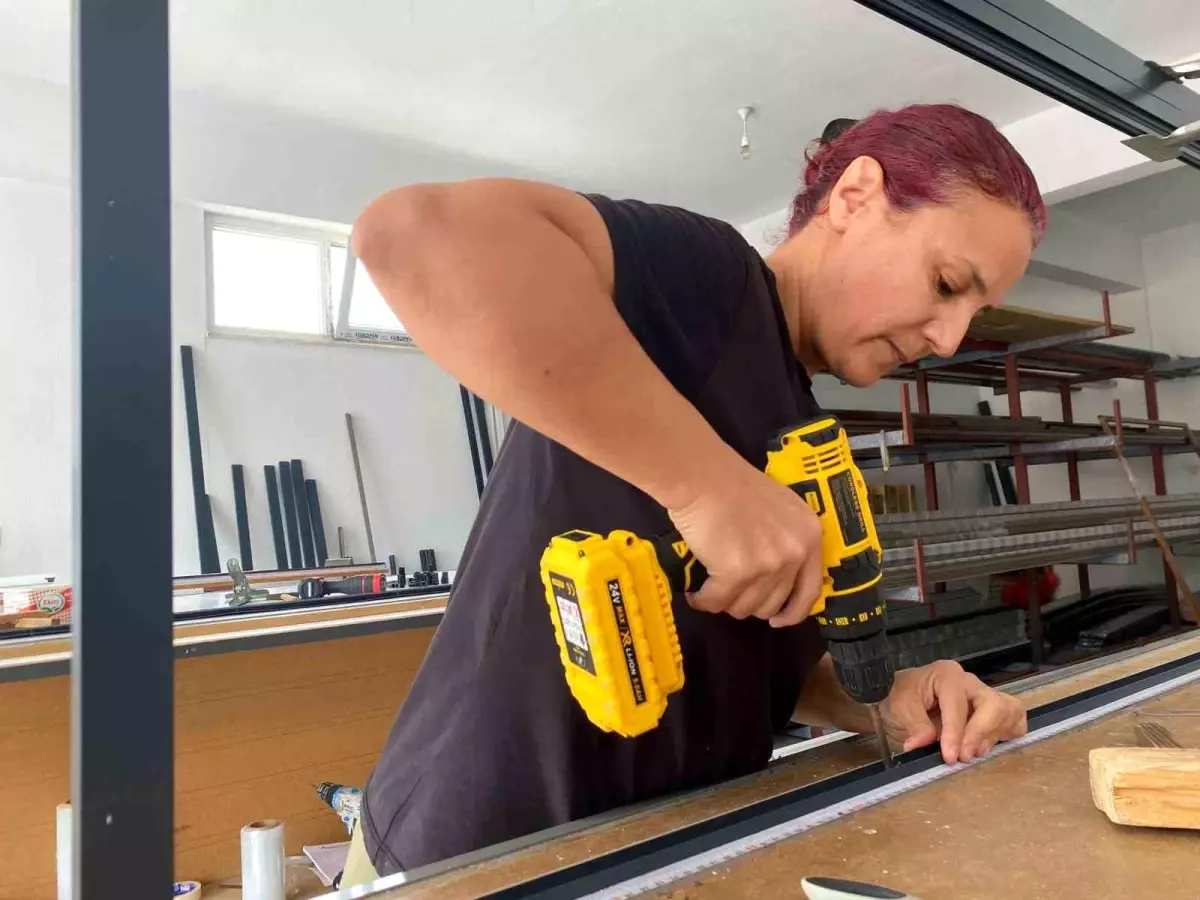 Selver Mumcu: Ailesiyle Sineklik ve Perde Montajında Usta Oldu Selver Mumcu: Ailesiyle Sineklik ve Perde Montajında Usta Oldu