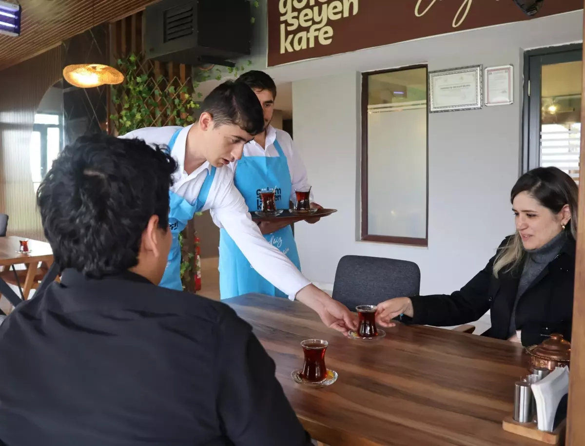 Gülümseyen Kafe, Engelli Bireylere İstihdam ve Farkındalık Sağlıyor Gülümseyen Kafe, Engelli Bireylere İstihdam ve Farkındalık Sağlıyor
