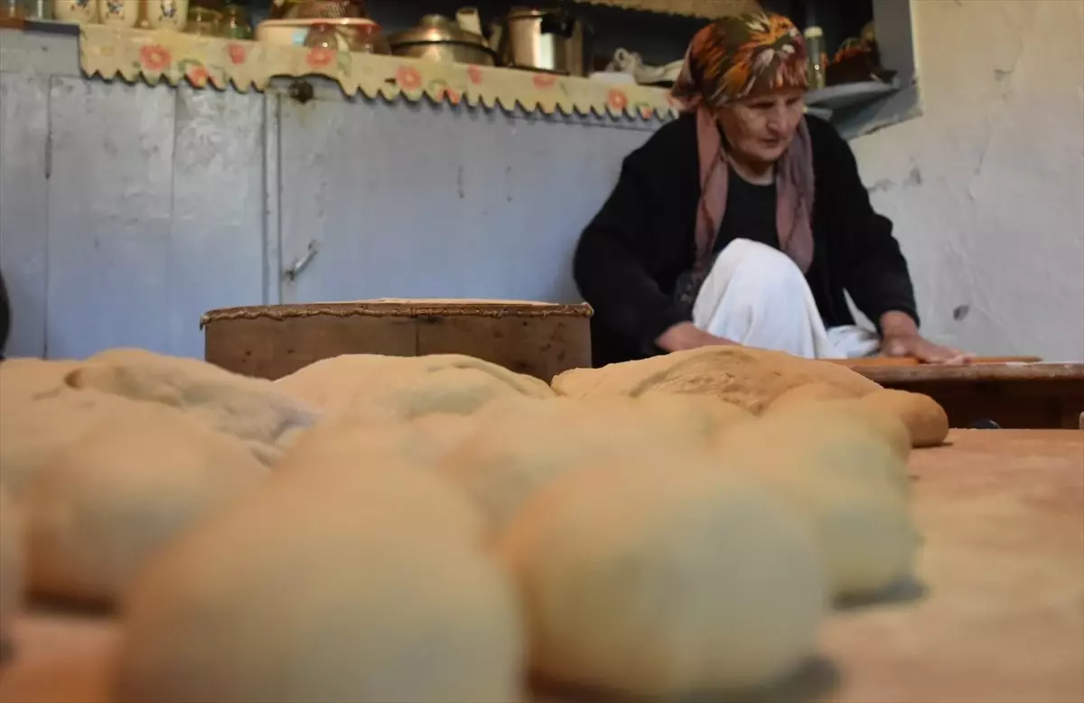 Gümüşhane’de Kadınlar İmece Usulü Kışlık Yiyecek Hazırlıyor Gümüşhane’de Kadınlar İmece Usulü Kışlık Yiyecek Hazırlıyor