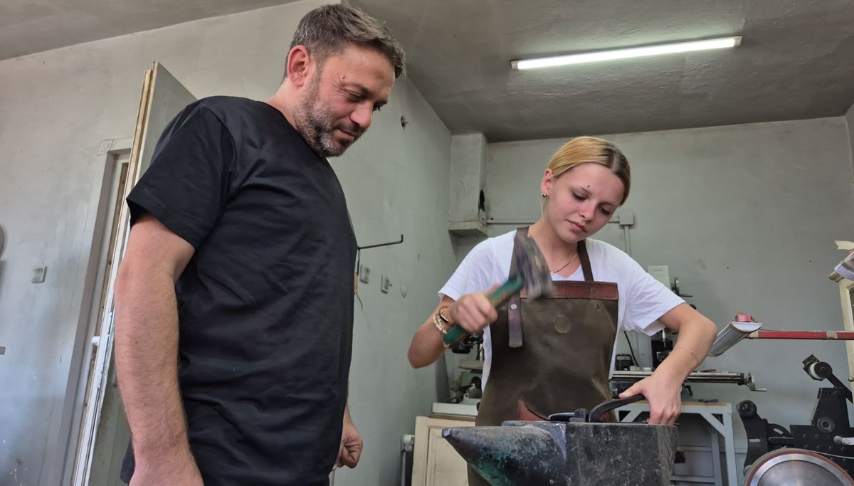 Çırak bulamadı, kızına öğretiyor: UNESCO’lu usta sanatını yaşatmaya çalışıyor Çırak bulamadı, kızına öğretiyor: UNESCO’lu usta sanatını yaşatmaya çalışıyor