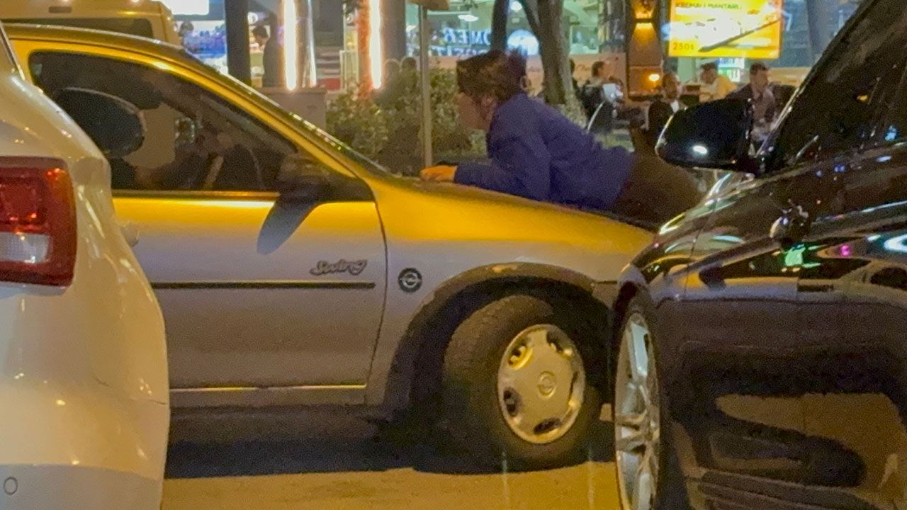Kocasıyla tartışan kadın otomobilin kaputuna yattı Kocasıyla tartışan kadın otomobilin kaputuna yattı