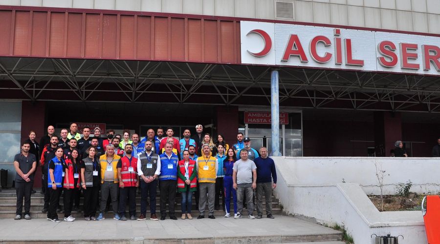 Hastanede gerçeği aratmayan deprem tatbikatı Hastanede gerçeği aratmayan deprem tatbikatı