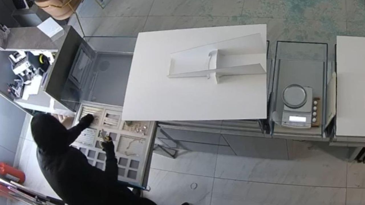 Film gibi soygun! 6 maskeli hırsız 4 dakikada kuyumcuyu boşalttı Film gibi soygun! 6 maskeli hırsız 4 dakikada kuyumcuyu boşalttı