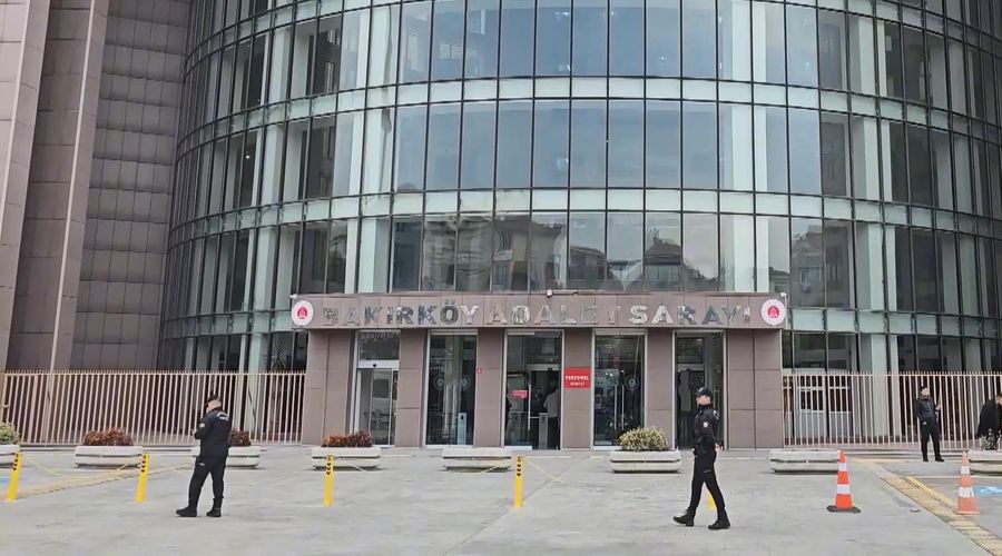 Yenidoğan çetesi soruşturmasını yürüten savcıyı tehdit eden sanıklar hakim karşısında Yenidoğan çetesi soruşturmasını yürüten savcıyı tehdit eden sanıklar hakim karşısında