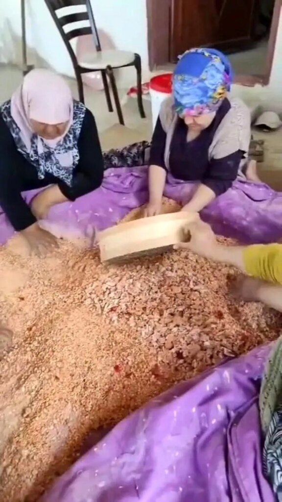 Boyabatlı Kadınlar Kışlık Tarhana İçin İmece Usulü Bir Araya Geldi Boyabatlı Kadınlar Kışlık Tarhana İçin İmece Usulü Bir Araya Geldi