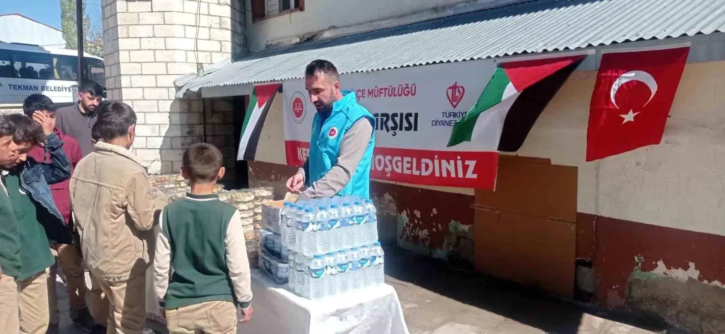 Tekman’da Gazze için Hayır Çarşısı Düzenlendi Tekman’da Gazze için Hayır Çarşısı Düzenlendi