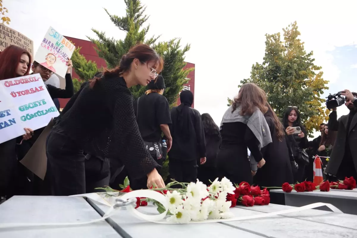 Öğrenciler Kadına Şiddete Karşı Yürüdü Öğrenciler Kadına Şiddete Karşı Yürüdü