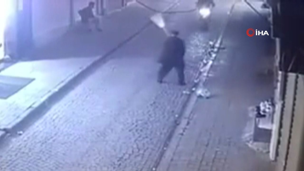 Yaşlı adama acımasız saldırı! Süpürgeyle motosiklete vurdu, feci şekilde darbedildi Yaşlı adama acımasız saldırı! Süpürgeyle motosiklete vurdu, feci şekilde darbedildi