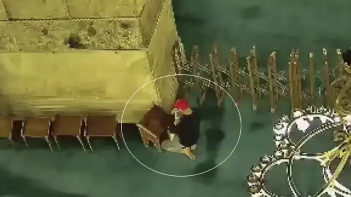 Ayasofya Camii’nde Yangın Çıkarmaya Çalışan Şüpheli… Ayasofya Camii’nde Yangın Çıkarmaya Çalışan Şüpheli…