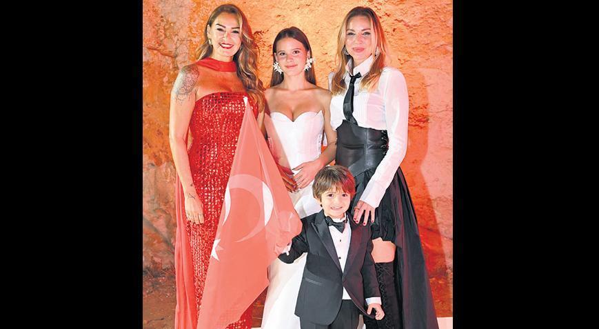 Kızıyla İlk Kez Aynı Podyumda Buluştu Kızıyla İlk Kez Aynı Podyumda Buluştu