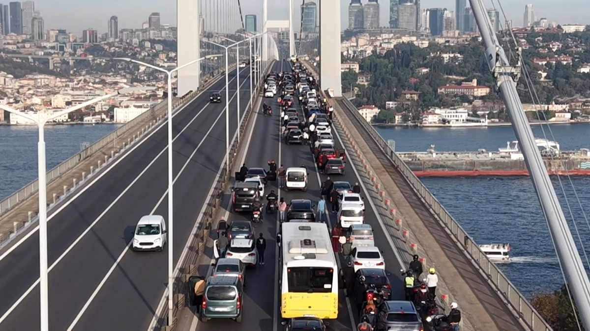 15 Temmuz Şehitler Köprüsü’nde saat 9’u 5 geçe hayat durdu 15 Temmuz Şehitler Köprüsü’nde saat 9’u 5 geçe hayat durdu