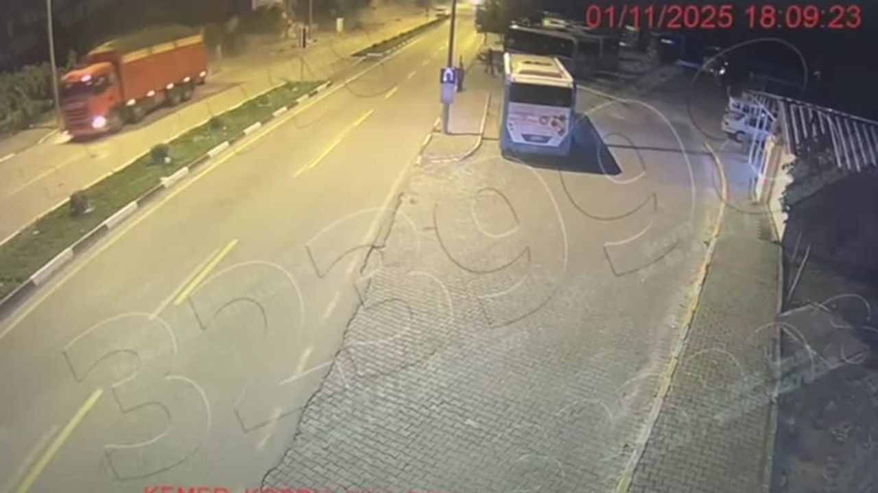 Freni Patlayan Kamyonun Sürücüsü Aracı Kaldırıma Sürtüp… Freni Patlayan Kamyonun Sürücüsü Aracı Kaldırıma Sürtüp…