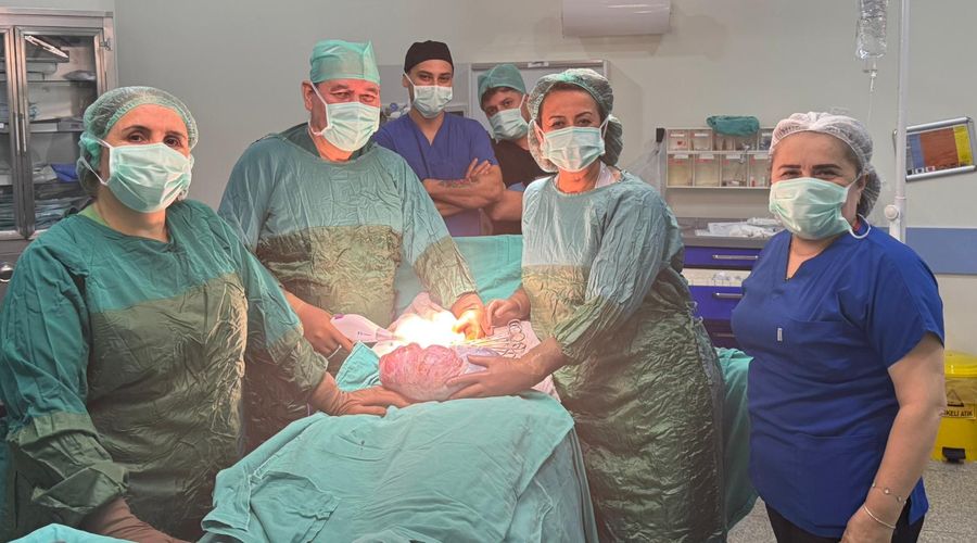 Ordu’da Hastanın Karnından 5 Kiloluk Kitle Çıkarıldı Ordu’da Hastanın Karnından 5 Kiloluk Kitle Çıkarıldı
